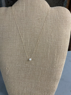 Round pearl pendant necklace